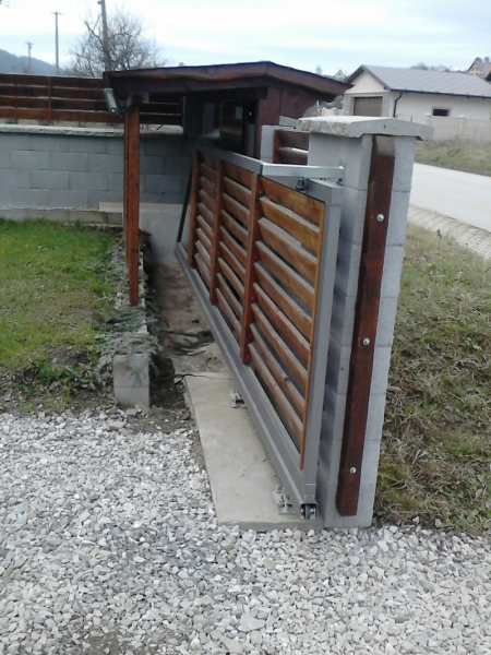 C450IX/40x45 nerezové vodiace koliesko 40x45mm, závit M16 pre horné vedenie posuvnej brány, nylón /nerez /AISI304