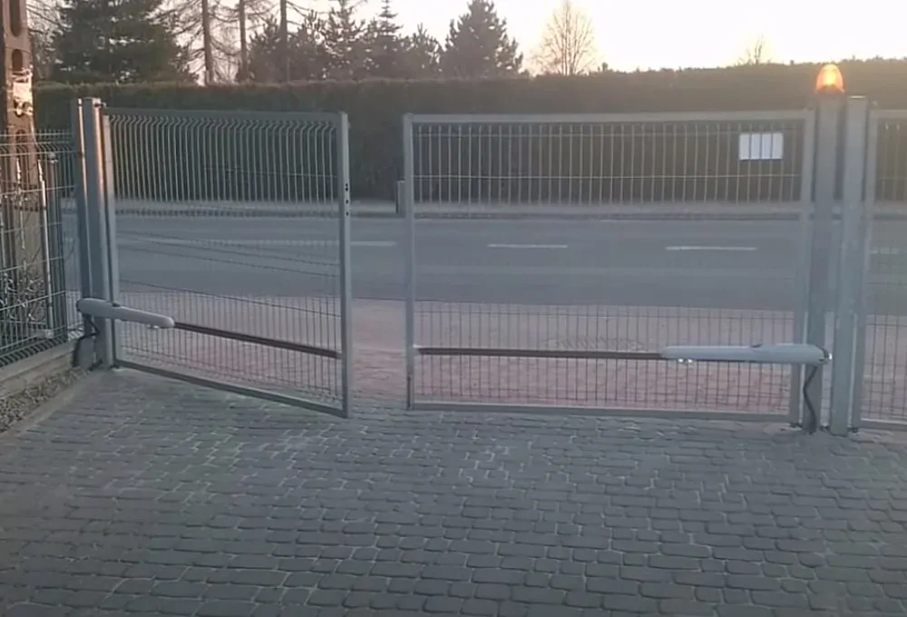 WINGO 2024 KIT Z 2x WG2024 (24V, 85W, 1500N), 1x MC424R10 (vstavaný prijímač),  2x INTI2, 1pár EPM sada pre krídlovú bránu do 2m/ krídlo,