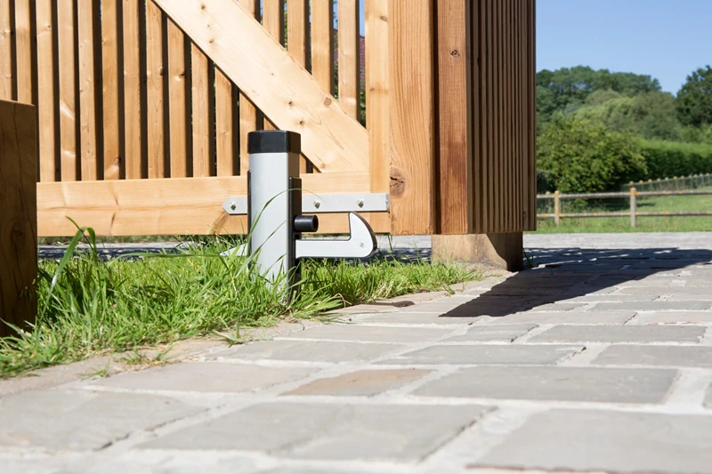 LOCINOX® UGC mechanický koncový doraz (držiak) krídlovej brány, na zabetónovanie