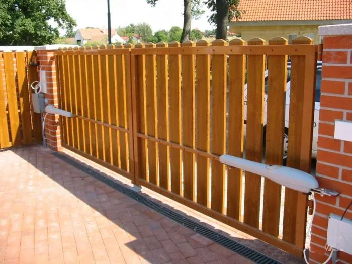 WINGO 2024 KIT Z 2x WG2024 (24V, 85W, 1500N), 1x MC424R10 (vstavaný prijímač),  2x INTI2, 1pár EPM sada pre krídlovú bránu do 2m/ krídlo,