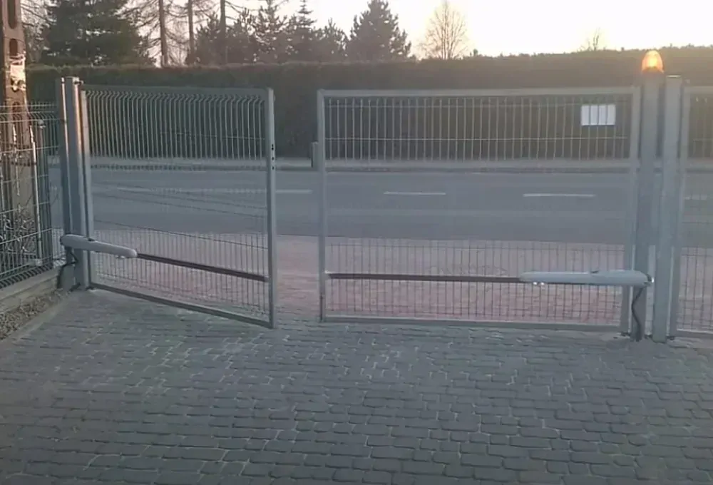 WingoKit2024-K sada pre krídlovú bránu do 2m/ krídlo, 2x WG2024 (24V, 85W, 1500), 1x MC424R10 (vstavaný prijímač),2x INTI2,1 pár EPM,1x ELDC,