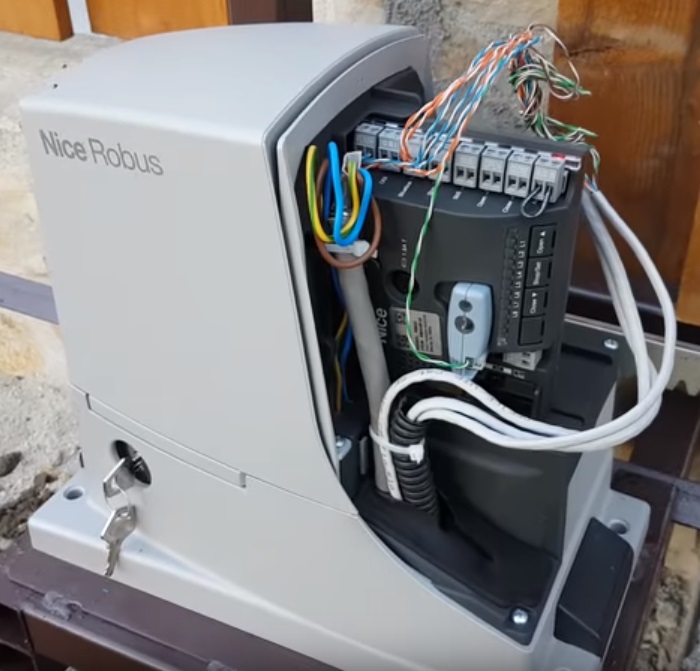 RB600BDKCE -1x Robus600, 1x RBA3R10, 2x MYGO4, 1x OXIBD, 1 pár EPMB, 1x ELDC, sada pre posuvnú bránu do 600kg/ 8m