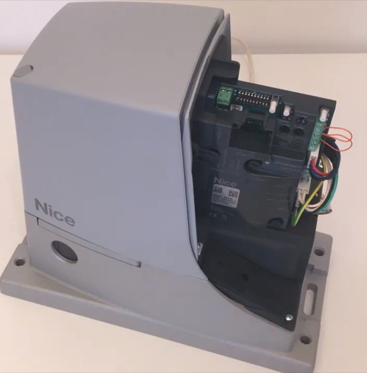 NICE ROX1000KLT sada pre posuvnú bránu do 1000kg, 1x ROX1000 (230V, 350W, 800N), 1x ROA40 so zabudovaným prijímačom, 2xFLO2RE