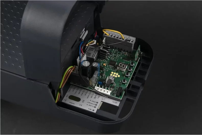 Nice SPIDO32BKCE KIT pre sekcionálnu bránu do 10,5m2, 1x SPIDO600 (24V, 150W,600N), zabudovaná riadiaca jednotka a prijímač, 2x INTI2 1x SR32B