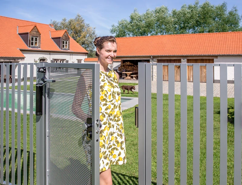 LION - LOCINOX® LION hydraulický zatvárač pre krídlové brány do 75 kg / 1,1 m, otvárateľný do 180° / Strieborná