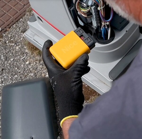 NICE Nové rozhranie PRO-VIEW - programovacia jednotka pre zariadenia s konektorom BUS T4, inštalácia cez smartfón vďaka NICE PRO aplikácie, obsahuje SK / CZ jazyk, potrebné N IBT4N , zatiaľ nepodporuje IOS