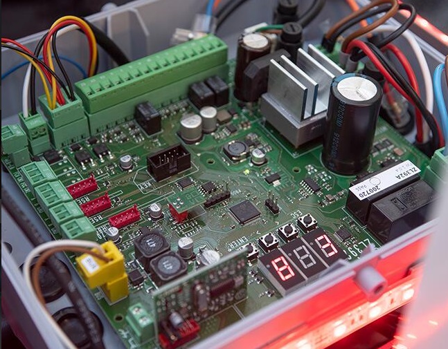 803BB-0160 CAME GARD GT4- cestná závora pre prejazd do 4 m s 24V D.C. rýchlosť otvorenia 2 ÷ 4 sekundy, nepretržitá prevádzka 