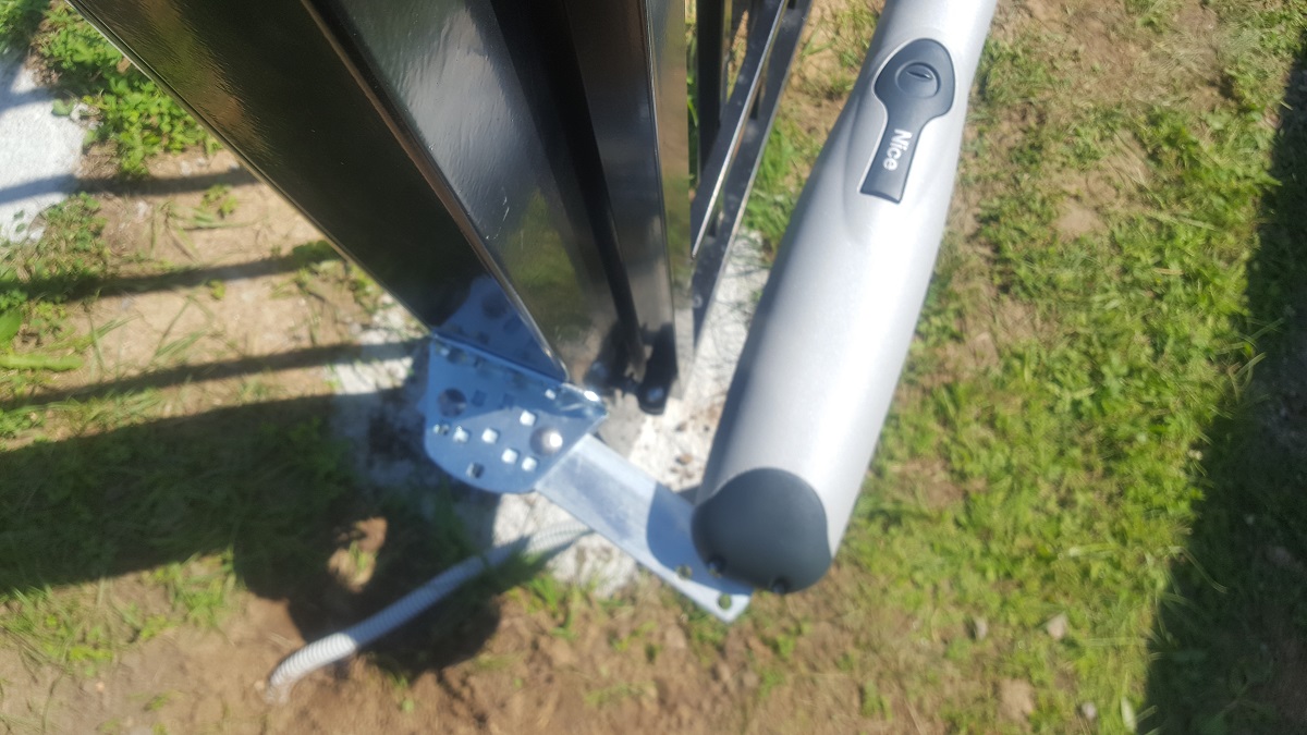 NICE PLA6 - predĺžená zadná konzola pohonu krídlovej brány pre privarenie 250mm